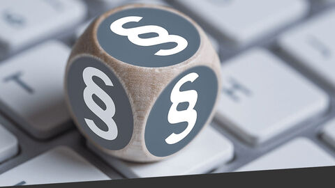 Würfel mit Paragrafen auf allen Seiteb