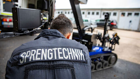 Sprengroboter von Person gesteuert