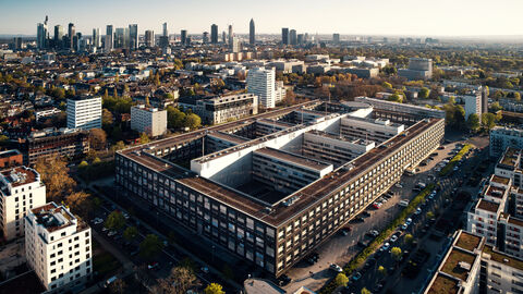 Polizeipräsidium Frankfurt am Main mit der Skyline der Mainmetropole im Hintergrund