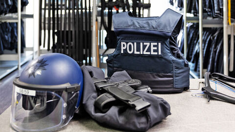 Ausstellung Polizeilicher Einsatzausrüstung. Helm, Schutzweste und Gürtel