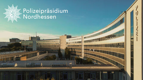 Polizeipräsidium Nordhessen; Foto des Präsidiumsgebäudes mit Blick auf die gewölbte Aussenfassade und den Innenhof