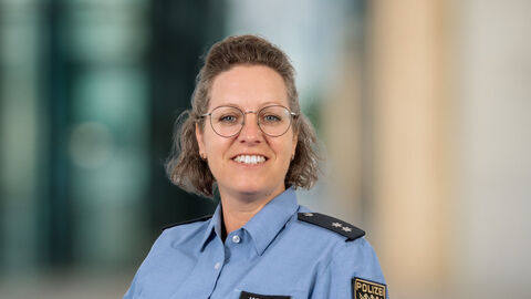 Silke Konrad vor unscharfen Hintergrund