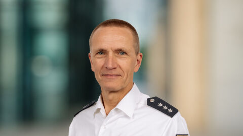 Thomas Klement vor unscharfen Hintergrund