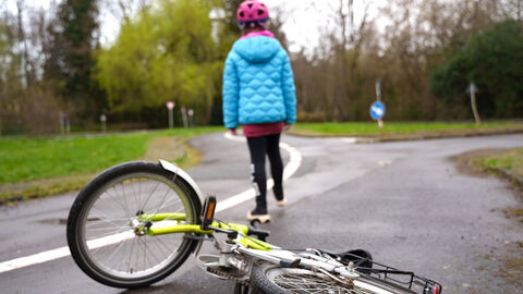 Kind geht von verunfalltem Fahrrad weg