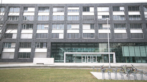 Eingang Polizeipräsidium Frankfurt am Main mit 3. Polizeirevier