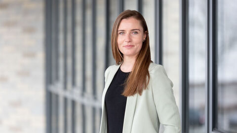 Pressesprecherin und stellvertretende Leitung Friederike Morello vor Glaswand