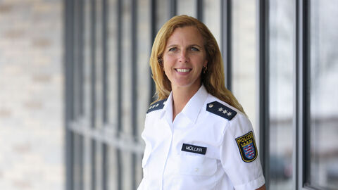 Pressesprecherin Kerstin Müller vor Glaswand 