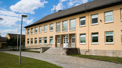 Polizeistation Eschwege; Foto zeigt das Liegenschaftsgebäude der Polizeistation mit der Zufahrt bei blauem Himmel