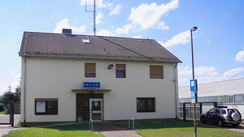 Polizeistation Hessisch Lichtenau; Foto zeigt das Liegenschaftsgebäude der Polizeistation mit der Zufahrt bei blauem Himmel