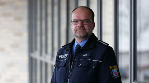 Leiter der Presse- und Öffentlichkeitsarbeit beim Polizeipräsidium Mittelhessen, Guido Rehr, or einer Glaswand 