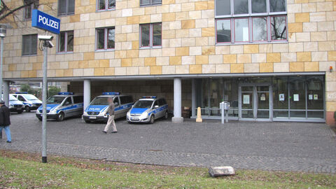 Streifenwagen vor dem 4. Revier