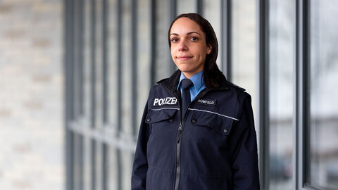 Schutzfrau vor Ort Lisa Romfeld vor Glaswand 