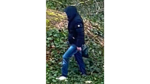 schwarz gekleideter Täter - Öffentlichkeitsfahndung nach Raubüberfall auf Tankstelle