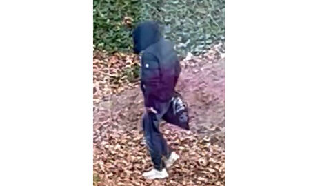 schwarz gekleideter Täter - Öffentlichkeitsfahndung nach Raubüberfall auf Tankstelle