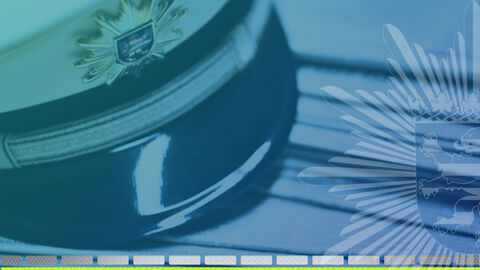 Symbolbild - Kriminalprävention, blauer Hintergrund mit Polizeistern und Polizeimütze