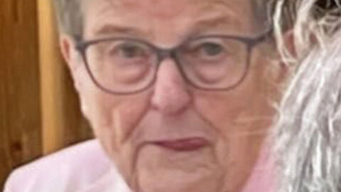 Vermisste Karla N.; Foto zeigt die Vermisste mit Brille und rosafarbener Jacke