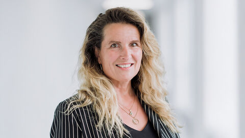 Anja Lange vor hellem Hintergrund