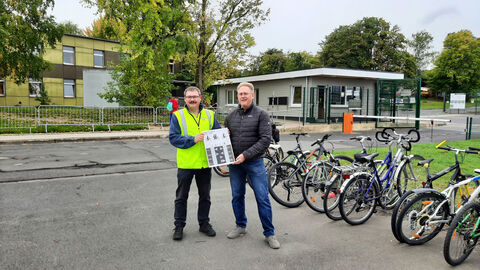 Von links nach rechts: Ordnungsamtsleiter Holger Michel übergibt an Michael Höhl, den Leiter der EAEH, die selbst gestaltete Infotafel. 