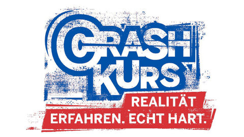 weißer Schriftzug CrashKurs Hessen auf blauem Hintergrund, darunter der weiße Schriftzug Realität erfahren. Echt hart. auf roten Hintergrund