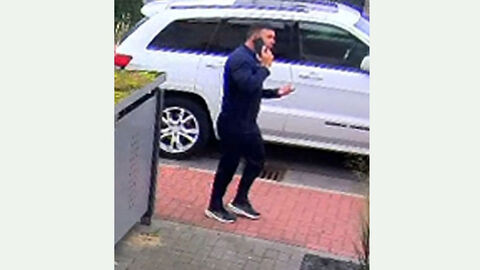 05 Tatverdächtiger geht telefonierend auf Gehweg