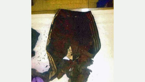 Hose des unbekannten Toten: schwarze Adidas-Hose mit Streifen an der Seitennaht auf einem Tisch liegend