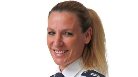 Schutzfrau vor Ort in weißer Uniform