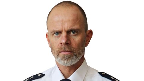 Schutzmann vor Ort in weißer Uniform, Portrait Foto