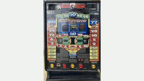 Aufgefundener Spielautomat; Bild eines Geldspielautomaten mit zahlreichen Knöpfen