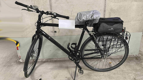 Ein schwarzes Herrenrad der Marke sRadl mit auffälligem Korb wurde am 03.10.2025 im Bereich des Herrngartens, Darmstadt, sichergestellt
