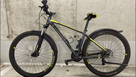 Ein schwarz-gelbes Mountainbike der Marke GIANT, Modell Talon 