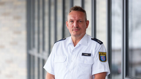 Schutzmann vor Ort, Wolfgang Höhl, vor Glasfront