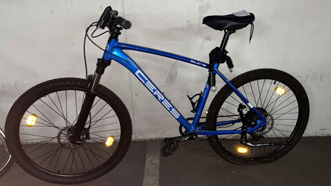 Ein blaues Fahrrad der Marke Ceres