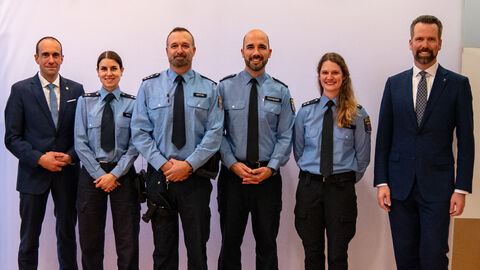 Gruppenfoto der Demokratiepaten mit der Behördenleitung des Polizeipräsidiums Mittelhessen