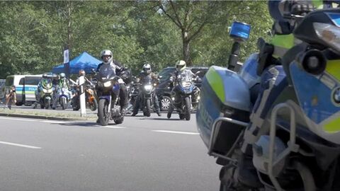 Motorradkolonne auf einer Straße
