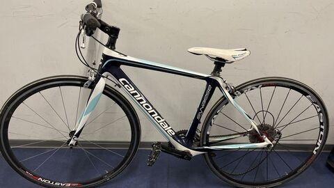 blaues Rennrad der Marke Cannondale vom Modell Synapse
