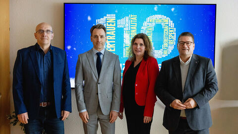 Amtseinführungen der neuen Leitungen der Kriminaldirektion und Polizeidirektion Kassel; Vier Personen stehen nebeneinander vor einem TV-Gerät