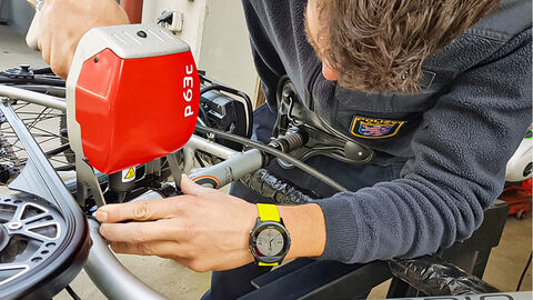 Polizeibeamter codiert ein Fahrrad 