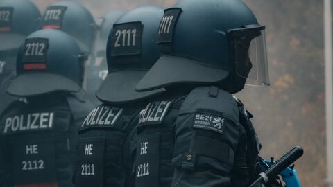 Mehrere Einsatzkräfte in Schutzausrüstung 