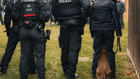 Mehrere Einsatzkräfte von hinten