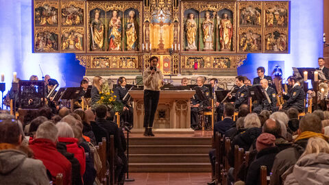 Anita Vidovic führt durchs Programm des Neujahrskonzerts