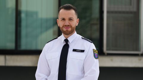 Oberkörperaufnahme von Sejdullah Kqiku vor einem Gebäude