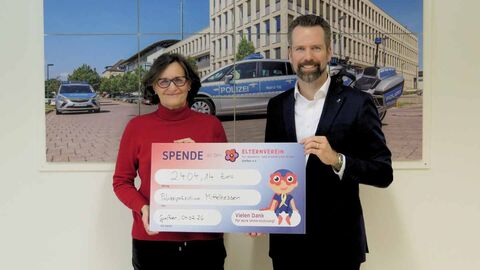 Polizeivizepräsident Dr. Hanno Frielinghaus übergibt die Spendensumme an Ingrid Nolte für den „Elternverein für leukämie- und krebskranke Kinder Gießen e.V.“