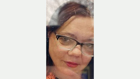 Vermisste Yuliya W. aus Bad Wildungen; Portraitbild der Vermissten weiblichen Person mit schwarzer Brille und rotbraunen Harren
