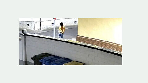 Bild 3 Person auf Straße hinter Mauer