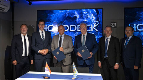 Bei der Unterzeichnung der Kooperationsvereinbarung der Länder Hessen und Bayern waren zugegen, v.l.: Daniel Muth, Präsident HLKA, Felix Paschek, Landespolizeipräsident Hessen, Prof. Dr. Roman Poseck, Innenminister Hessen, Joachim Herrmann, Innenminister Bayern,  Michael Schwald, Polizeipräsident Bayern, Norbert Radmacher, Präsident BLKA