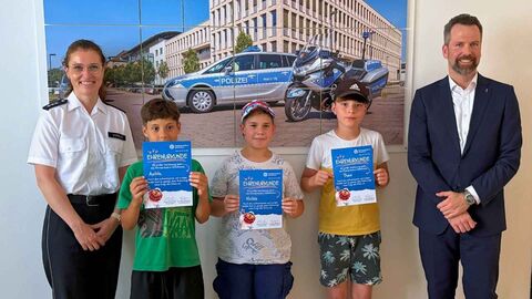 v.l.: Leiterin Pressestelle Friederieke Morelle,  Anton, Theo und Niclas sowie der . Polizeivizepräsident Dr. Hanno Frielinghaus 