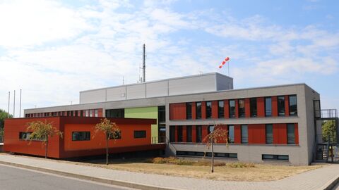 Backsteingebäude mit roten Akzenten