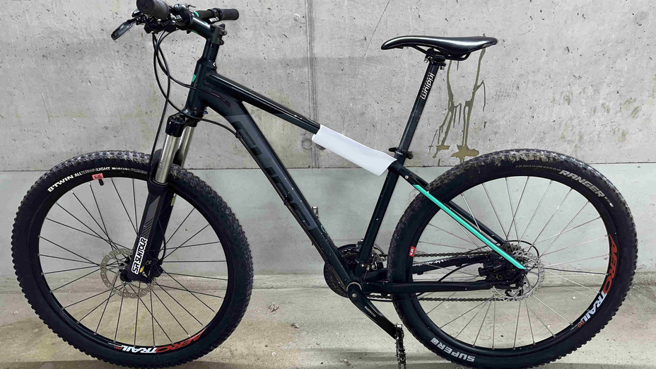 Ein schwarzes Mountainbike der Marke "Cube" 