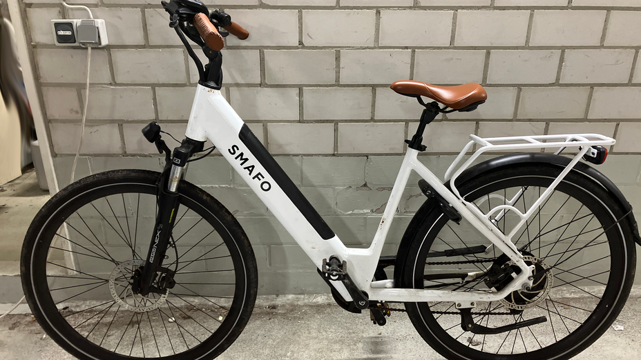 Ein weißes Pedelec der Marke SMAFO mit braunem Sattel und Lenkergriffen
