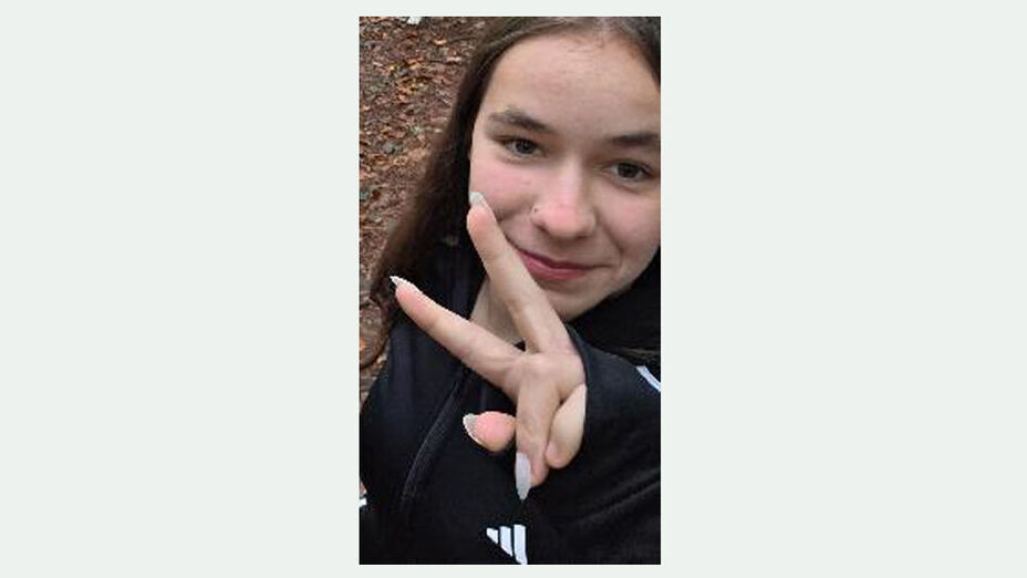 Die Vermisste mit glatten langen mittelbraunen Haaren. Gezeigt wird vorwiegend das Gesicht